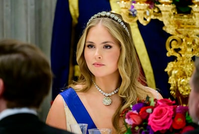 Terwijl Amalia straalde in het beige, trok Máxima de aandacht naar zich toe in een felrode jurk