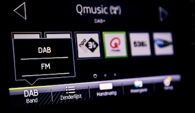 Radio nog steeds populairst in de auto, maar bij deze zenders moet je vrezen voor een verkeersboete