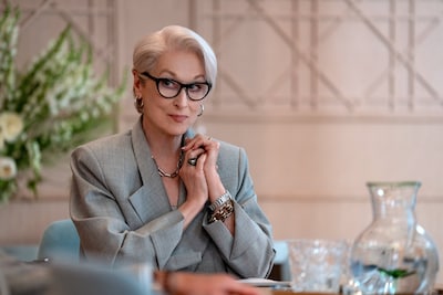 ‘Duivel’ Miranda moet nu zelf haar jas ophangen: The devil wears Prada 2 laat zien hoe broos macht kan worden