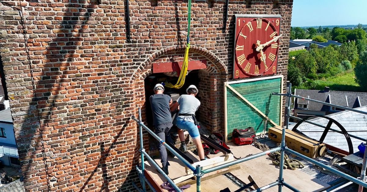 Historische luidklok terug in kerktoren van Deil