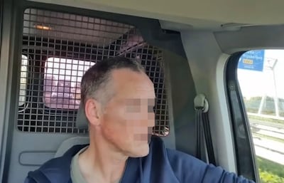 Soeverein met ruim 450 openstaande boetes en rekeningen opgepakt in zijn auto: ‘Matig uw snelheid beetje’
