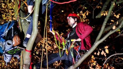 Actievoerders zitten al nacht lang in bomen langs A2 in Limburg