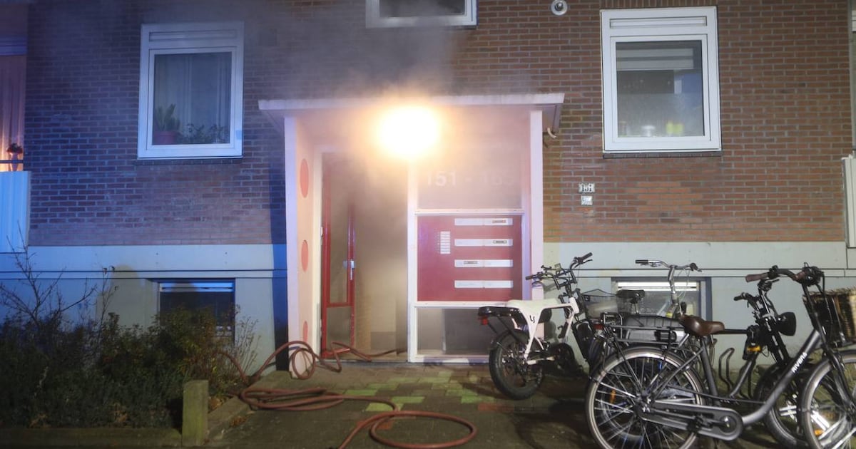 Veel rook bij brand in kelderbox aan de Casper Fagelstraat in Apeldoorn