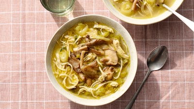 Wat Eten We Vandaag: Kippensoep met kerrie en paddenstoelen