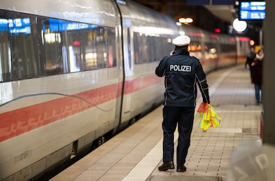 Man valt op spoor in Hamburg en overleeft aanrijding met trein