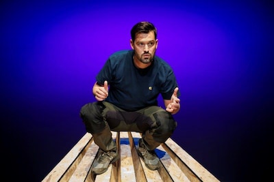 Jasper van der Veen speelt cabaretshow in Tiel