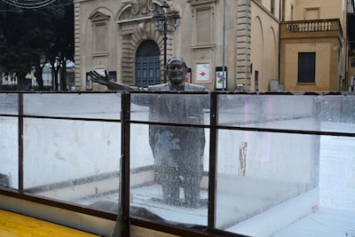 Italiaans dorp zet standbeeld wereldberoemde tenor Pavarotti tot de knieën in het ijs, weduwe woest: ‘Dit is absurd’