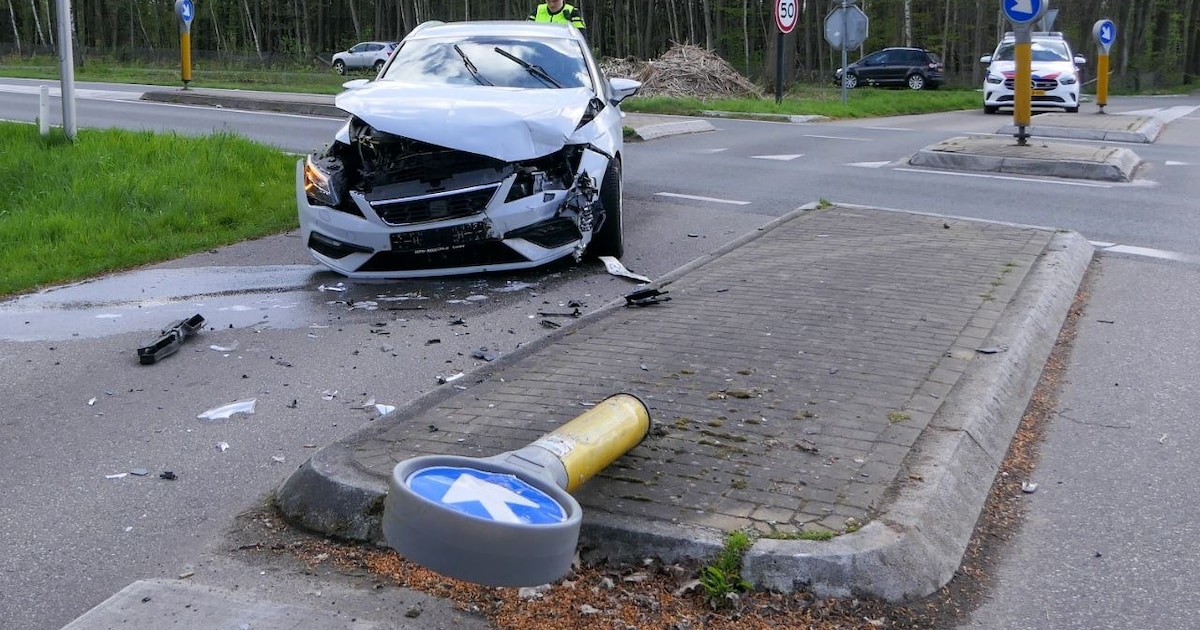 Flinke schade na ongeval op kruising in Enschede