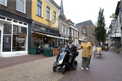 Jelle Berends laat zien hoeveel verborgen obstakels Doesburg nog kent voor mensen met een beperking