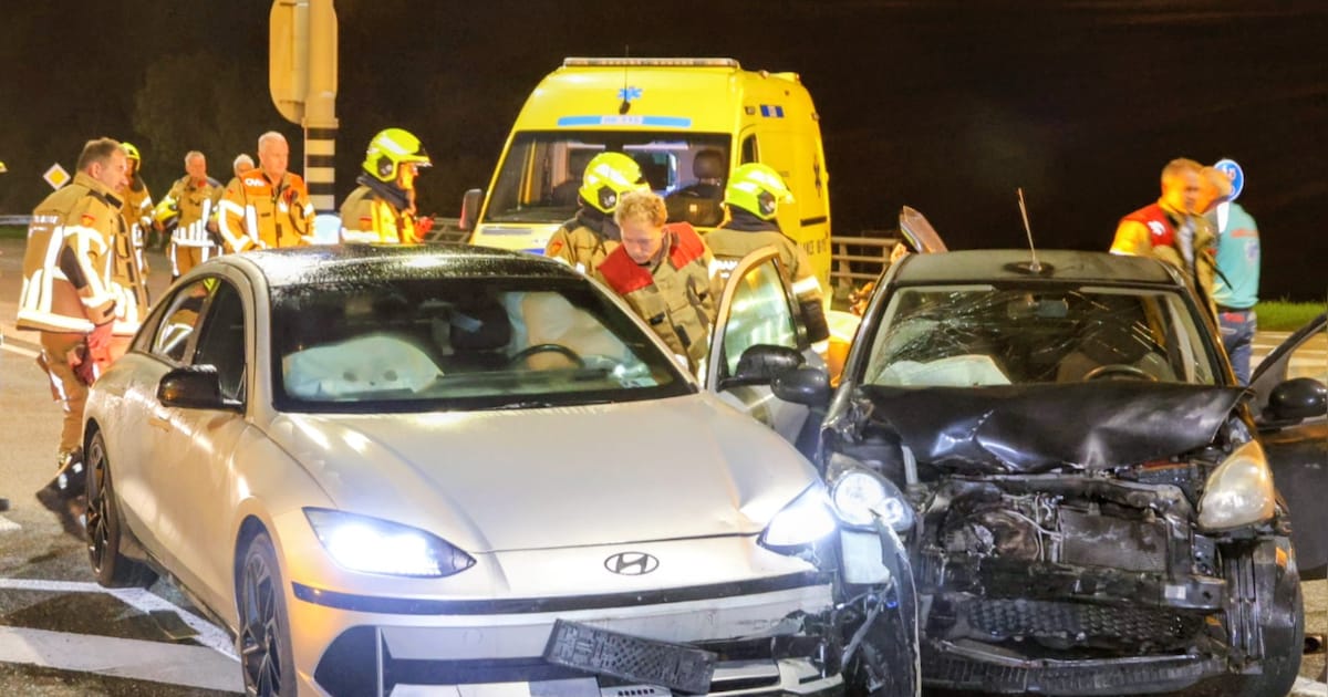 Twee auto's botsen op N834 bij Kerk-Avezaath, één persoon naar ziekenhuis