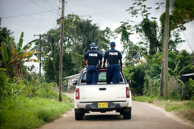 Vader die kinderen en buren doodstak in Suriname overleden in cel