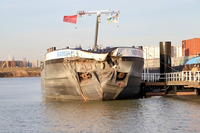 Schepen weggesleept na harde botsing op de Waal