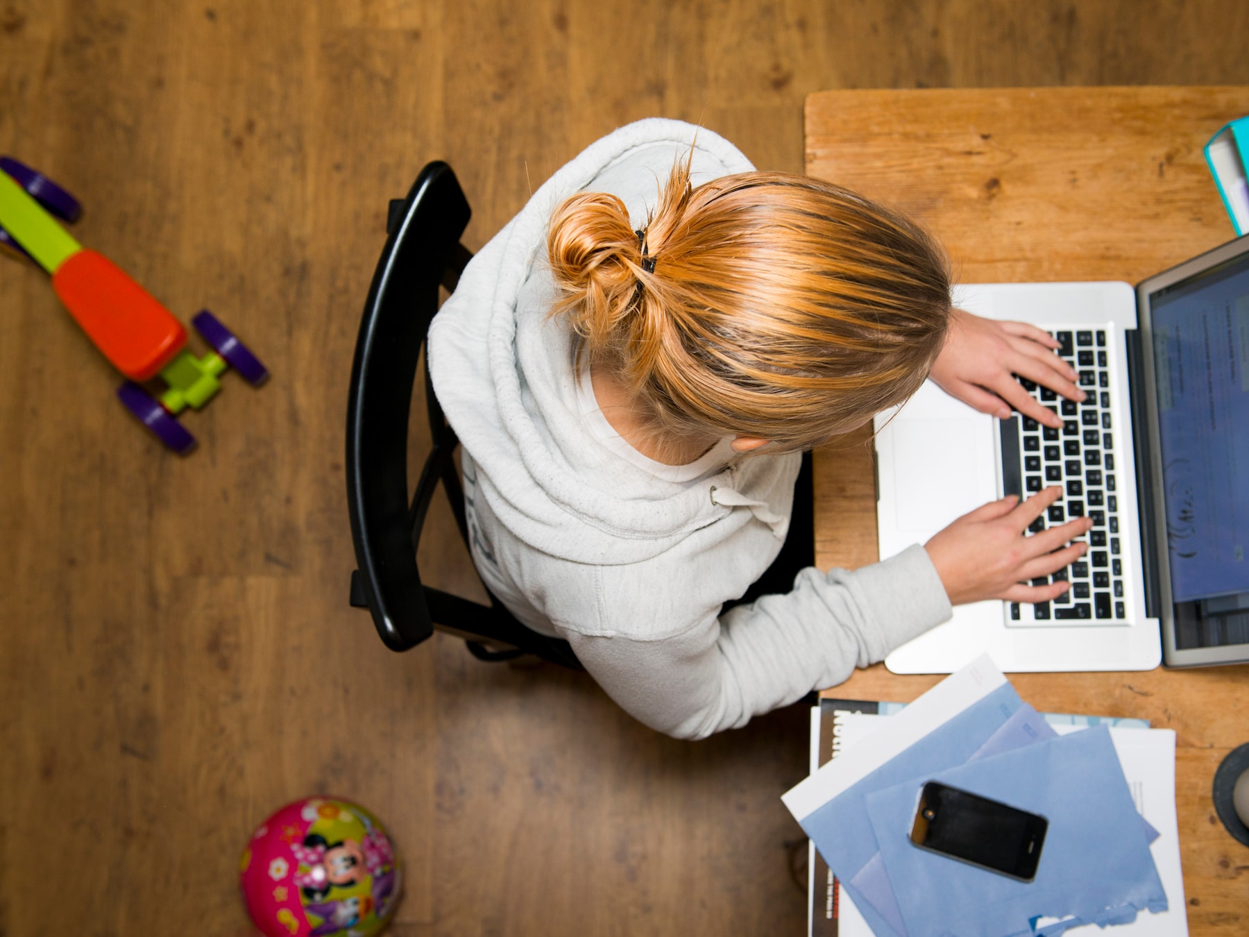 Alleenstaande moeder meldt zich bij vier werkgevers tegelijkertijd ziek en moet nu 73.000 euro terugbetalen