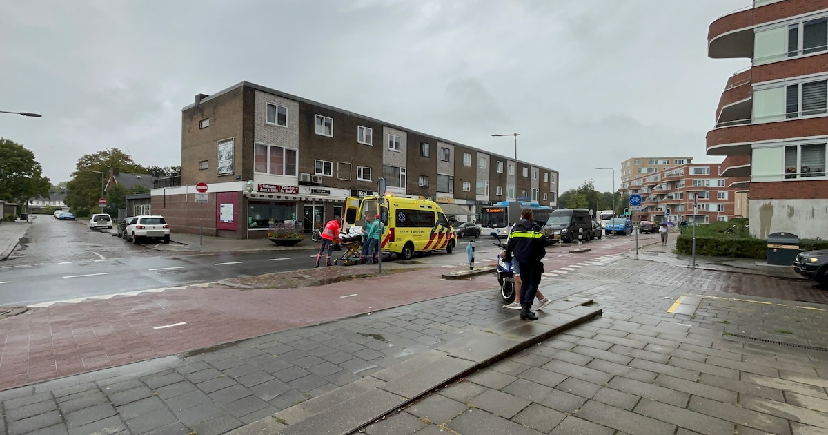 Scooterrijder gewond na botsing met auto in Arnhem.