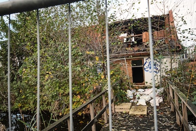 Dit ‘spookhuis’ levert omwonenden slapeloze nachten op: buurt eist directe sloop