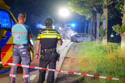 Meerdere doden nadat auto tegen boom botst en in brand vliegt in Groningse Den Ham