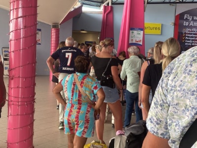 Dolblij zit David in het vliegtuig, totdat Corendon met pittige mededeling komt: ‘Holy shit, dit meen je niet’