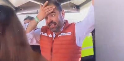 Burgemeester komt te laat bij opening nieuwe spoorlijn en moet beteuterd toekijken hoe tram vertrekt