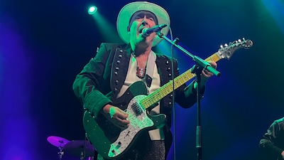 ‘Man met de gouden stem’ (71) moet optreden afbreken na val op podium