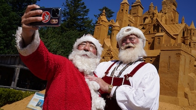 Ho ho ho in hartje zomer: tientallen kerstmannen komen bijeen in Denemarken