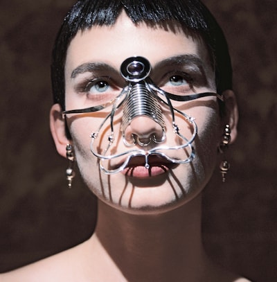 Maan is niet te herkennen op nieuwe foto's: 'Voor fans die niet mee willen groeien: even goede vrienden'