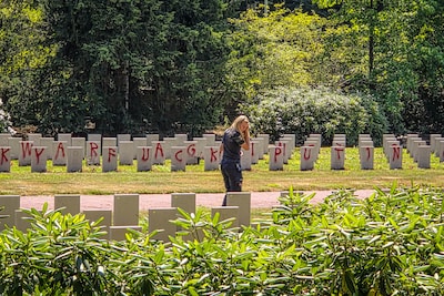 Ruim 150 graven op Sovjet Ereveld beklad met met politieke teksten: ‘Tragisch en verdrietig’