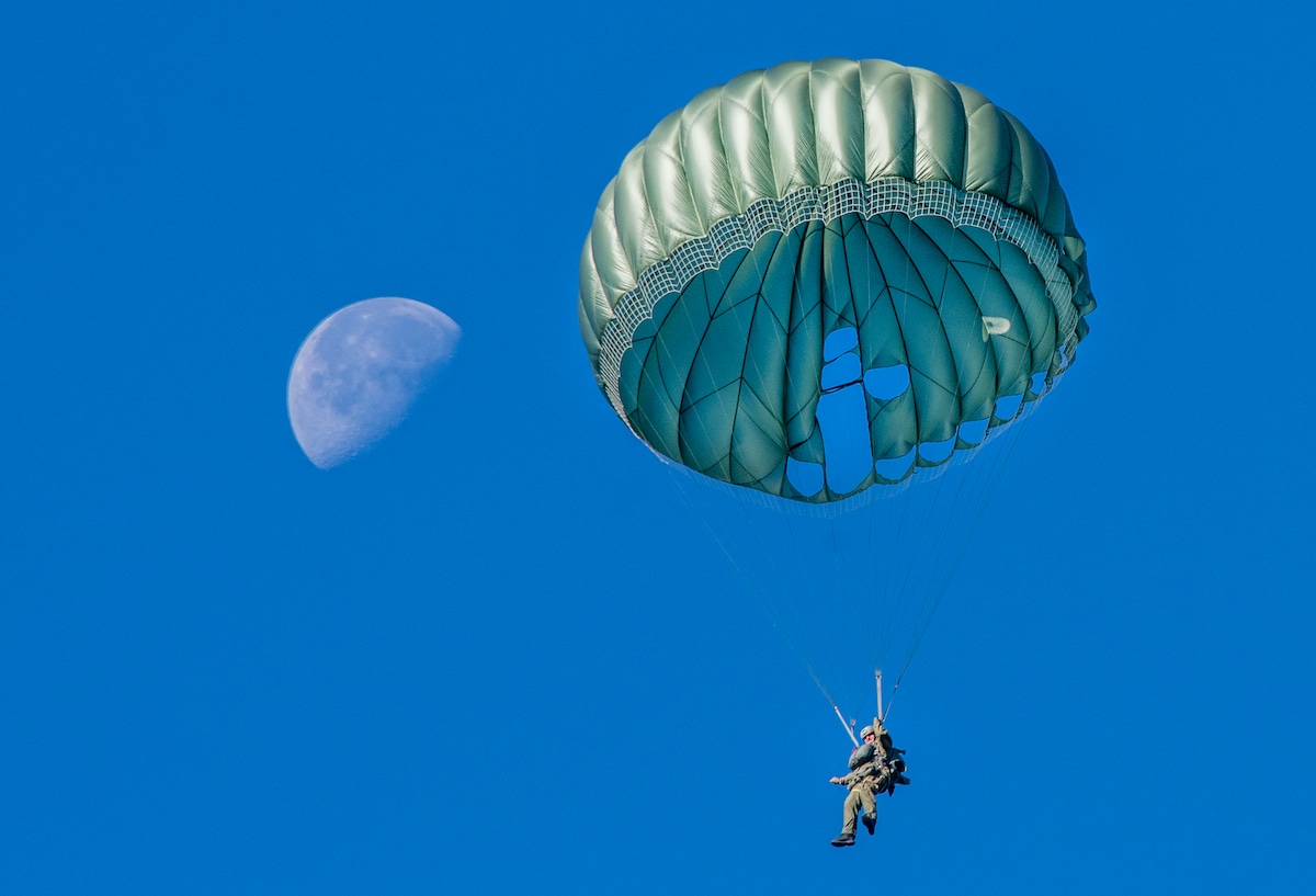 Een parachutist tijdens de dropping bij Klein Amerika in Groesbeek in 2022.