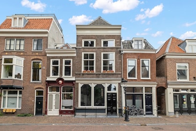 Zicht op de Dom en de Catharijnekerk: de monumentale ziel van dit huis in de Utrechtse binnenstad is