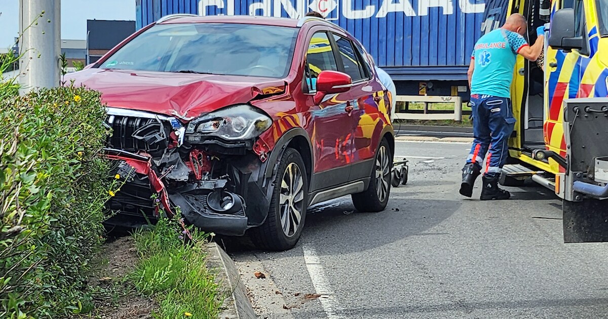 Botsing op Nijmeegse rotonde tussen vrachtwagen en auto: één gewonde.