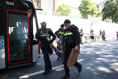 45 actievoerders Extinction Rebellion aangehouden na blokkade A12, man nog vast voor bijten van agent