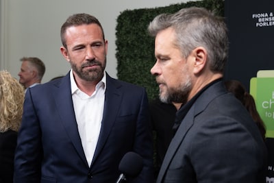 Acteurs Ben Affleck en Matt Damon aangeklaagd, omdat details in film te realistisch zijn