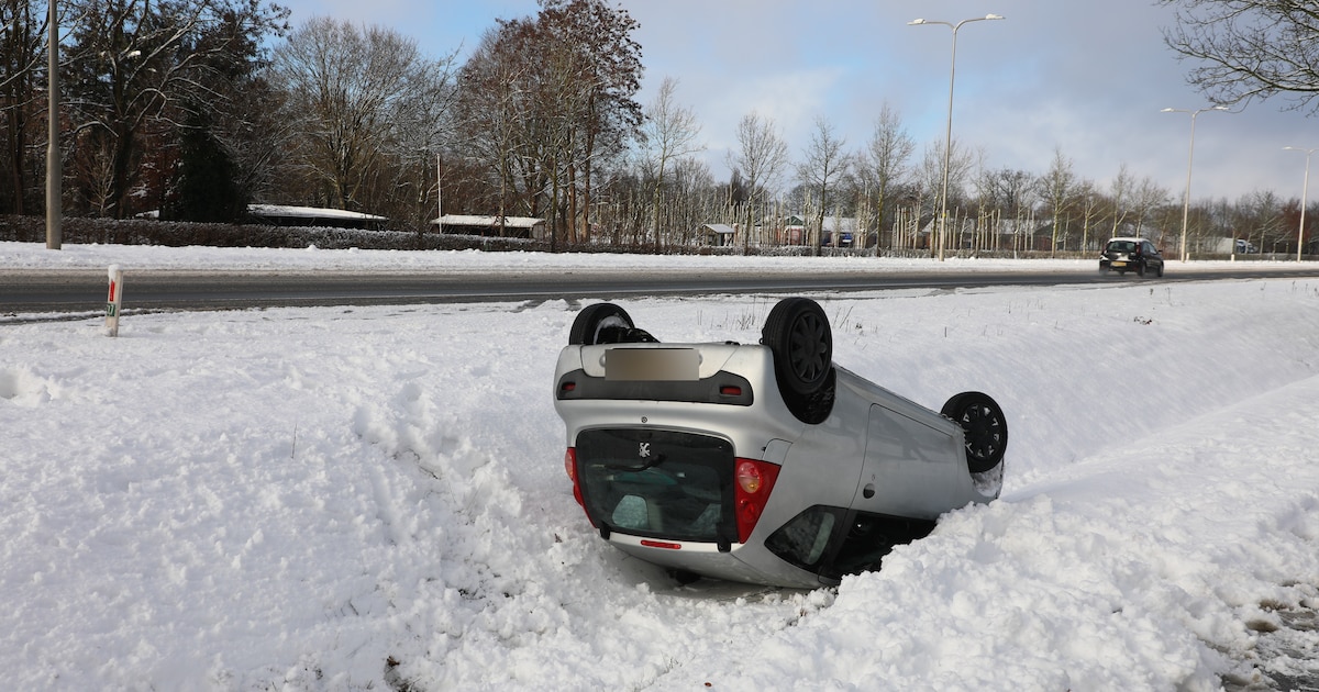 Auto slaat over de kop en belandt in greppel in Bennekom