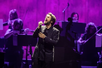 Josh Groban vraagt vriendin ten huwelijk in Disneyland