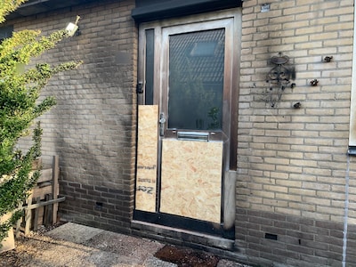 Noor neemt vriendin in huis die geld heeft gestolen, dan gaat tot drie keer toe explosief af bij woning