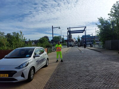 Verkeersregelaar Boy heeft eer van zijn werk met auto’s terugsturen die de fietsbrug over willen: ‘D