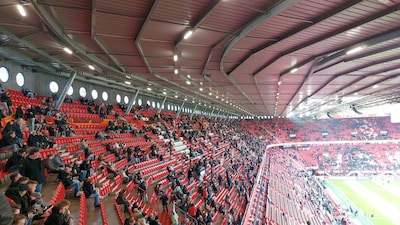 LIVE | FC Twente neemt afscheid van Michel Sadilek; het is wachten op de grootste sfeeractie ooit