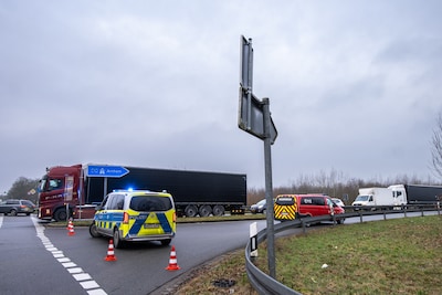 Automobilist verliest macht over stuur; Duitse snelweg A3 richting Nederland lange tijd dicht