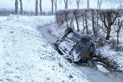 Auto ondersteboven in sloot door gladheid in Deil