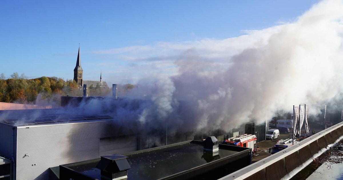 Enorme rookwolken in Twello: brandweer smoort vuur in loods van garage ...