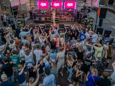 Uitbundig genieten op een zomeravond