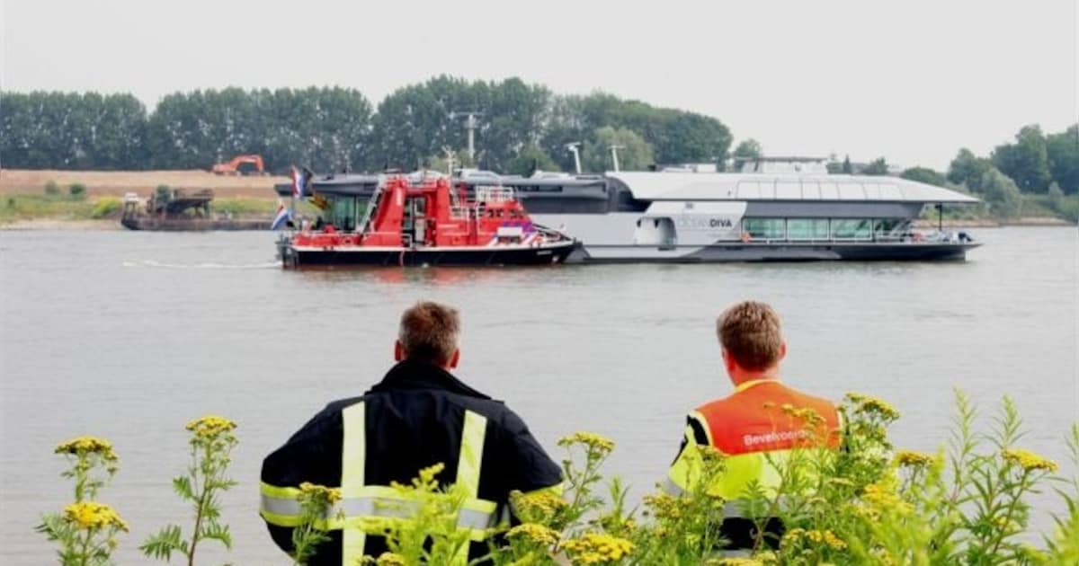 Passagiersschip vliegt in brand op Waal Ooij