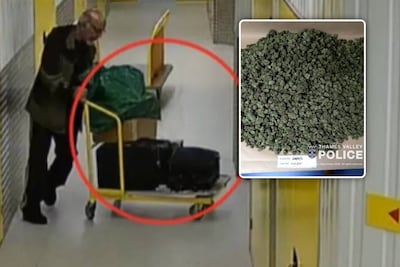 Ploeteren met koffers vol geld: Britse postbode onderschept drugspakketten en start eigen wiethandel