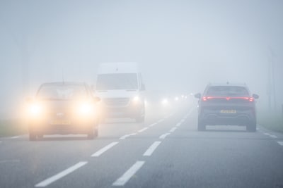 KNMI waarschuwt voor dichte mist in hele land, lokaal zicht minder dan 50 meter