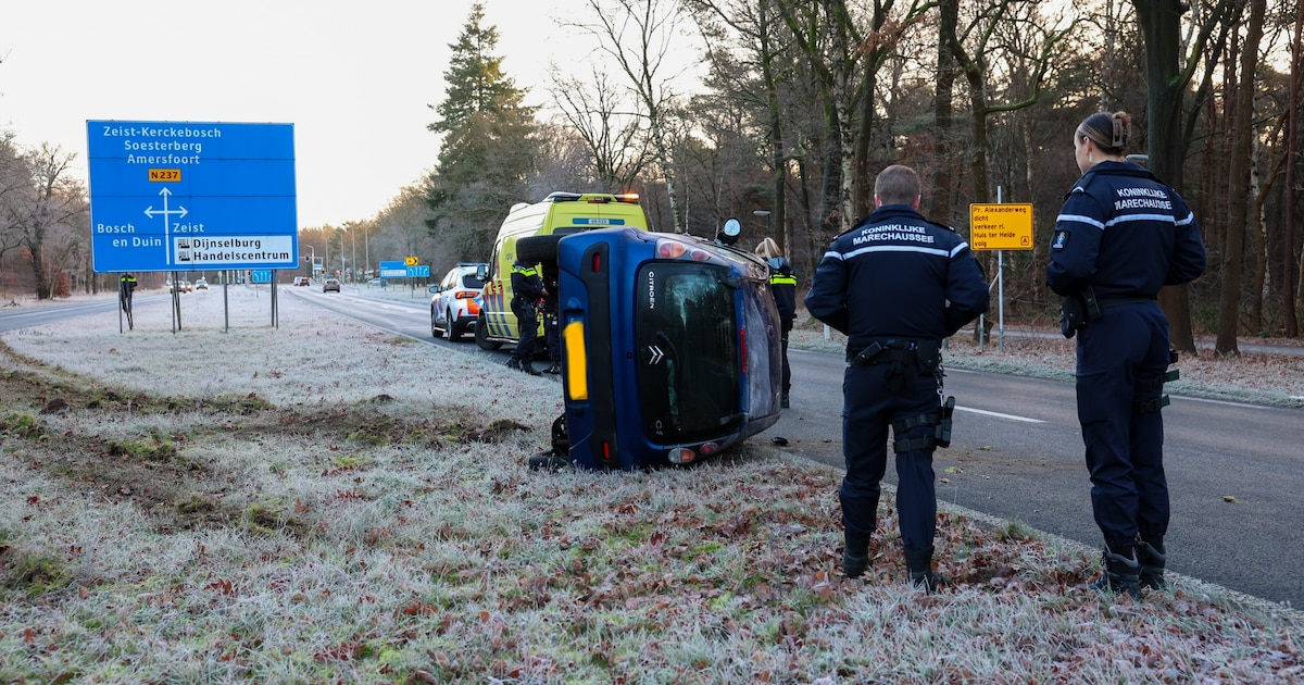 Auto belandt op zijkant langs Amersfoortseweg bij Bosch en Duin