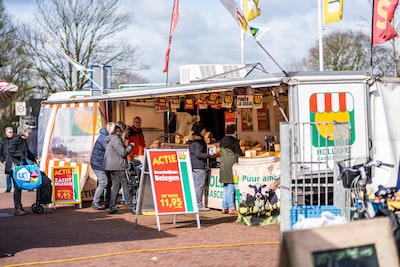 Kaasboer verliest strijd om ‘eeuwige plek’, maar kan tóch tot 2040 zijn kazen verkopen op markt in V