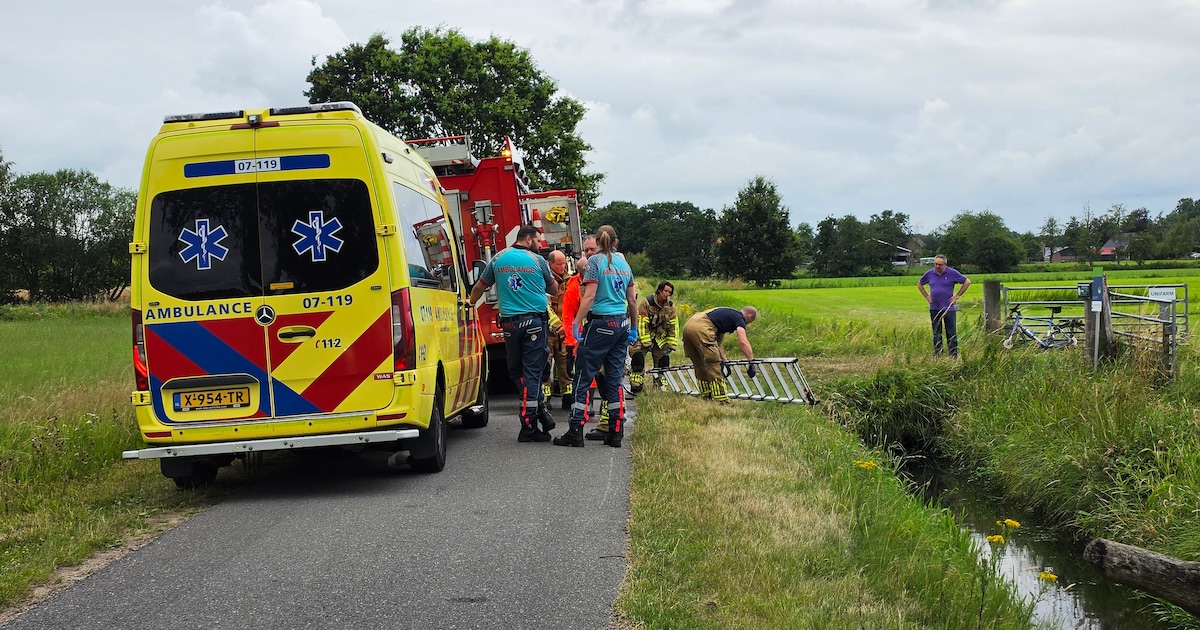 Brandweer helpt vrouw uit sloot na ongeval met driewielfiets in Wageningen