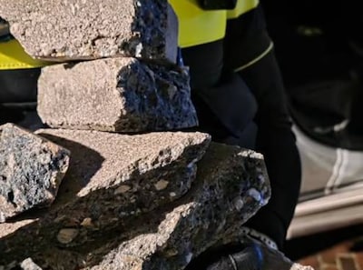 Stenengevecht in Lombok: drie personen bekogelen elkaar