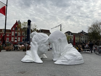 Mysterie opgelost: dit is de boodschap van het opvallende beeld op de Neude