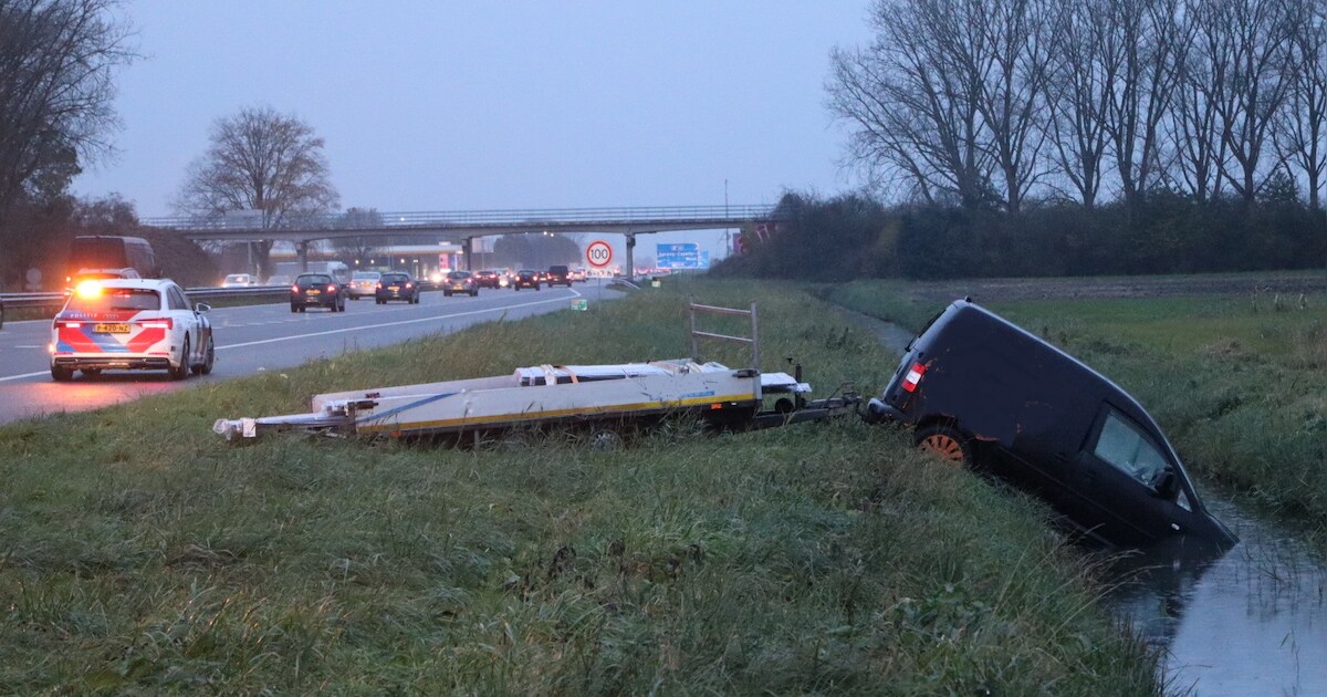 Busje met aanhanger belandt in sloot op de A59 bij Sprang-Capelle ...