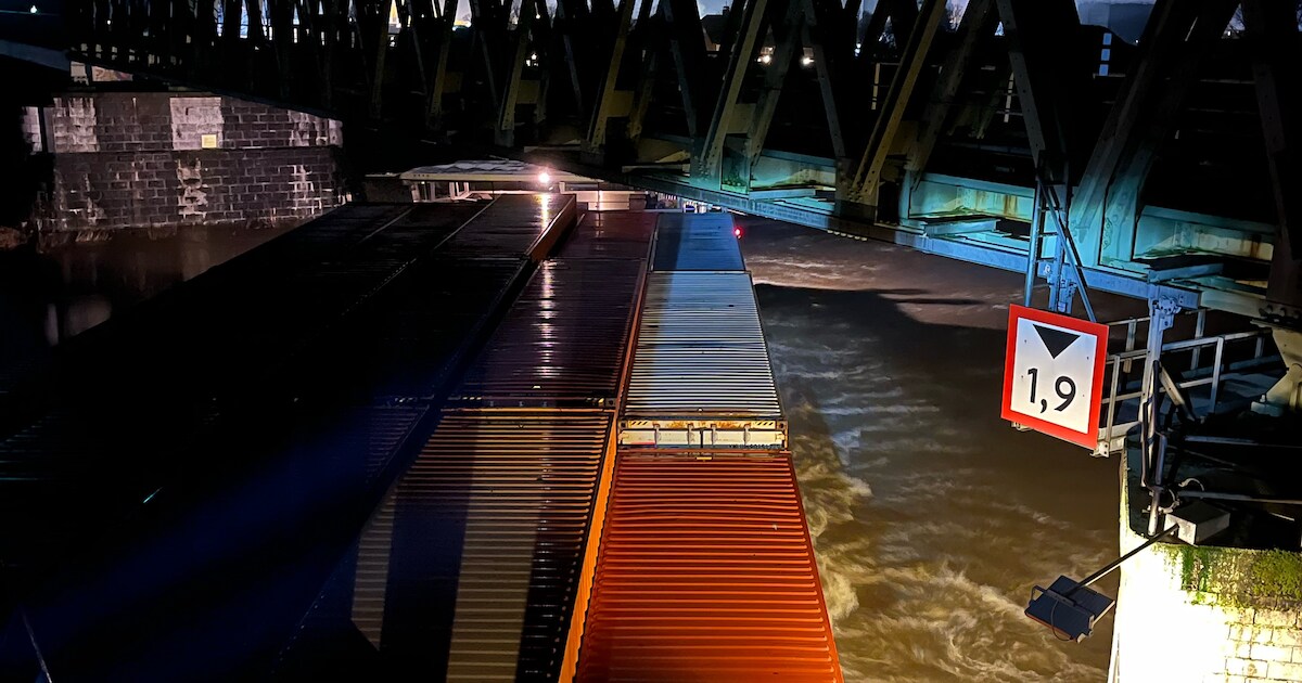 Containerschip op Maas gegrepen door stroming en drijft tegen ...